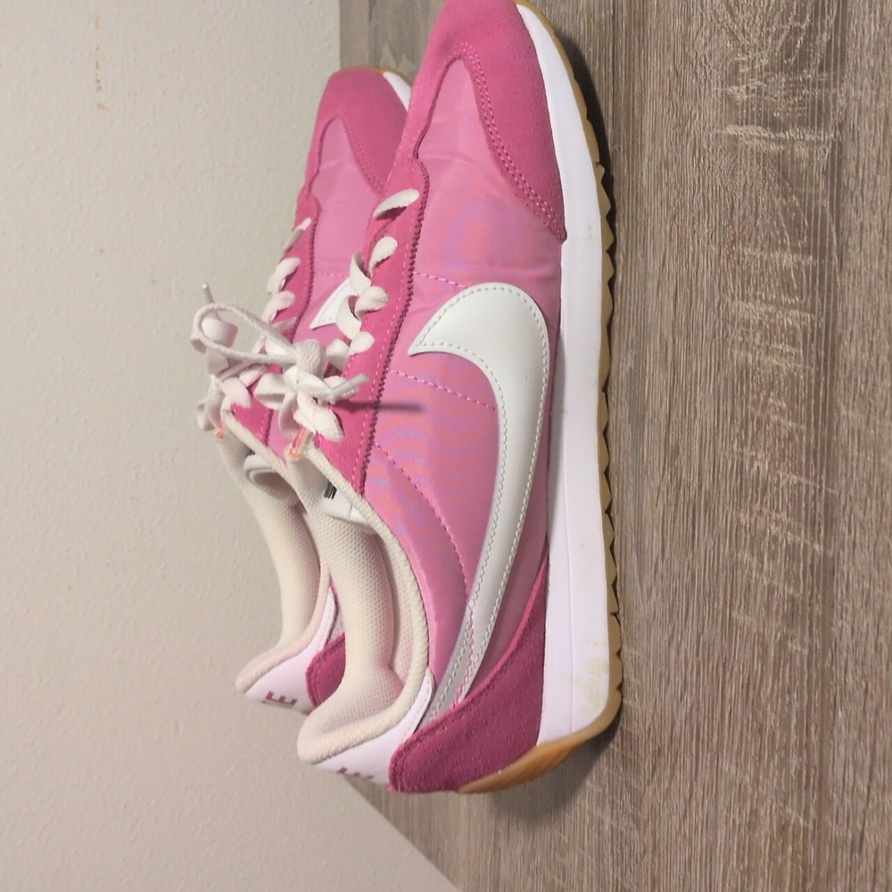 Nike women's Pacific shoes Size 9 Playful Pink & White Spot On Toe In Last Photo